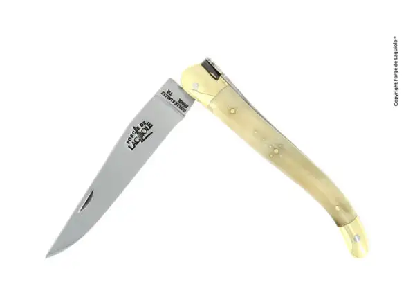 Couteau pliant 11 cm en corne claire, mitres laiton finition brillante