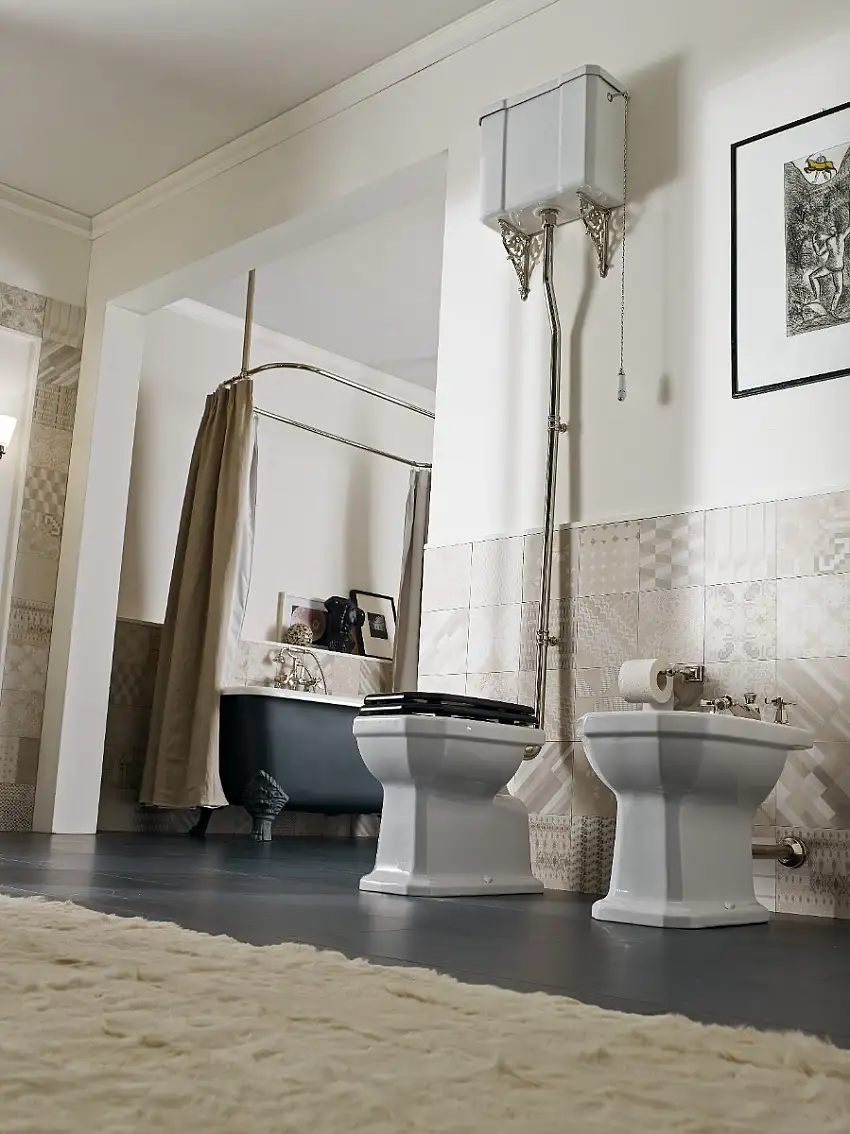 WC Romana mit hochhängendem Spülkasten