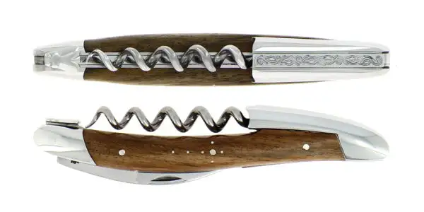 Couteau de sommelier en noyer avec chape sculptée motif Pinot finition brillante