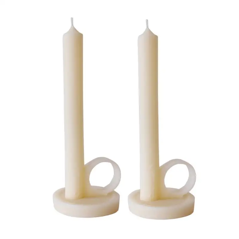 Zwei dekorative Kerzen Kand - creme